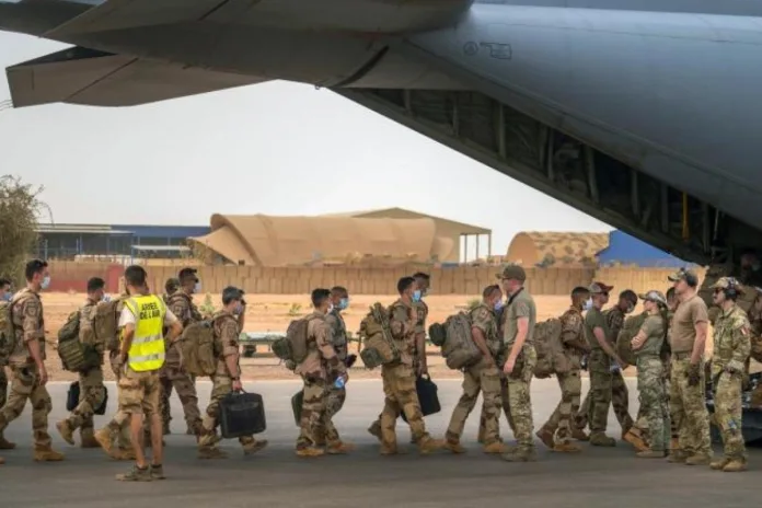 Sénégal armée française licenciement collectif bases militaires